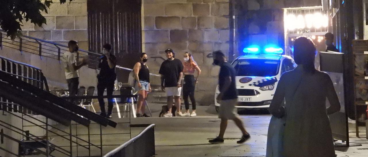 La policía realizando controles en una zona de botellón de Ourense.