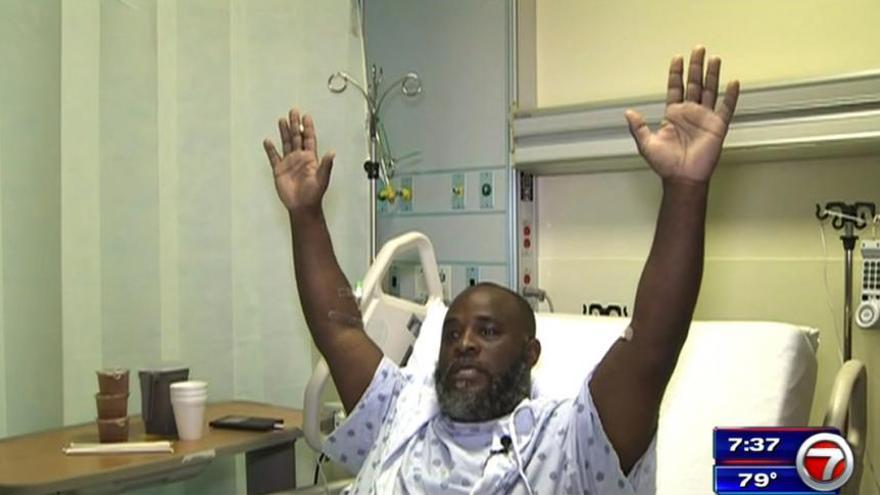 La policía de Miami dispara a un hombre negro que ayudaba a un paciente autista