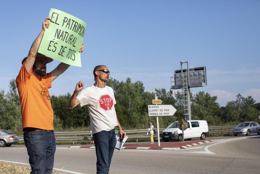 Protesta de la plataforma Aturem la C-32 a peu de carretera