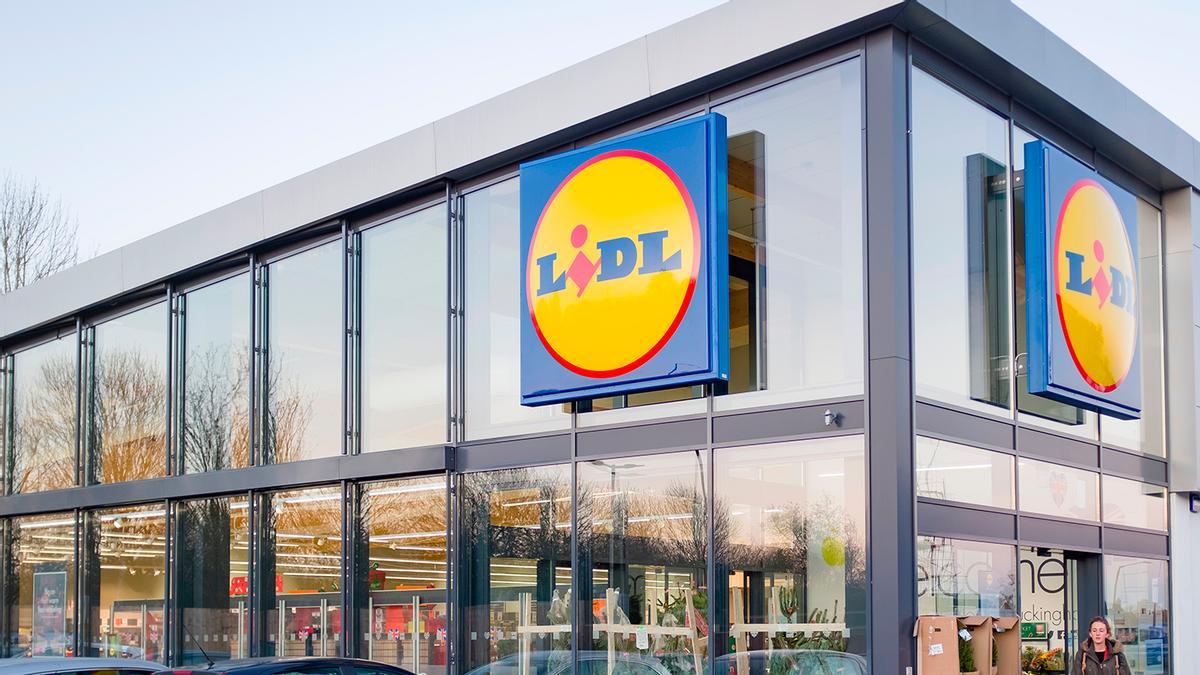 Mañana se esperan colas kilométricos en Lidl para conseguir la solución de madera para almacenar ropa sucia de forma elegante: sirve como taburete y baja de precio