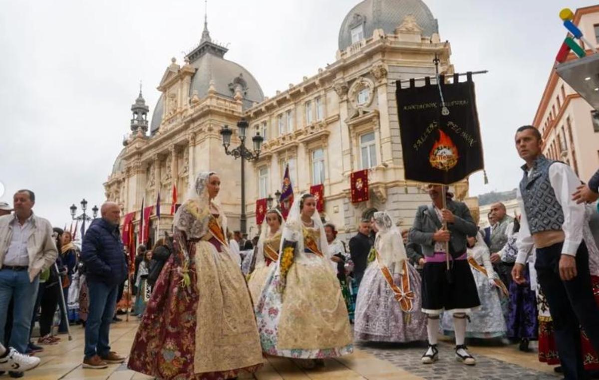 Una pequeña representación de Fallers pel Món participó la semana pasada en otra ofrenda floral a la patrona de Cartagena.