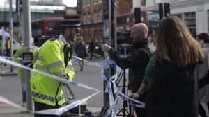 Un policía indica caminos alternativos para sortear la zona del puente de Londres.