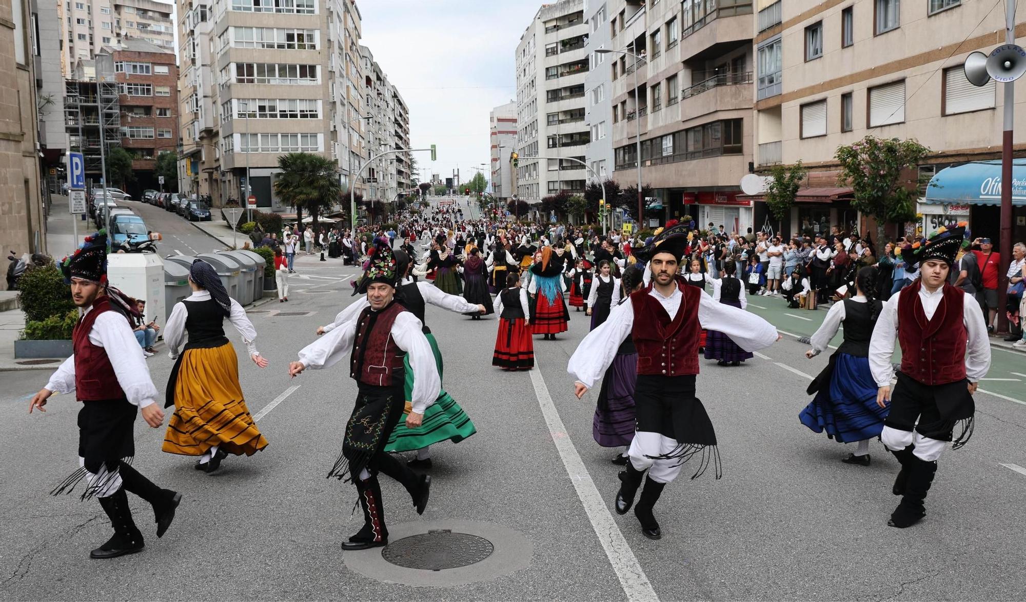 Vigo baila «al compás de una muiñeira»