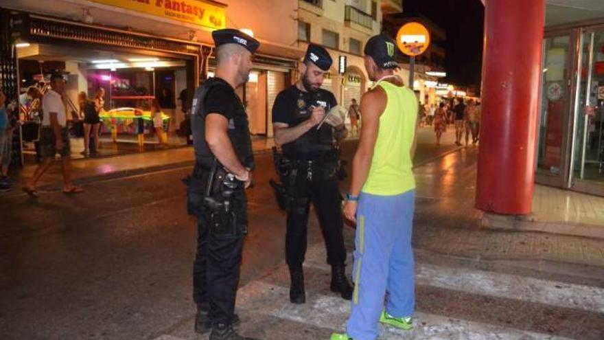 Polizisten auf Patrouille.