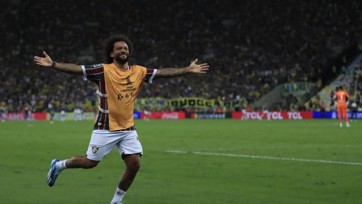 Marcelo celebra la Copa Libertadores conseguida por Fluminense en Maracaná.