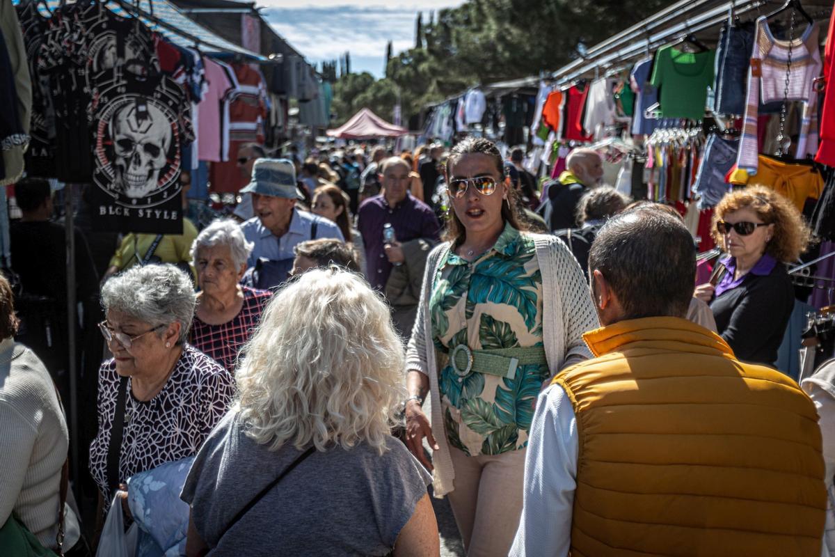 El histórico mercado ambulante inicia un exilio temporal: las obras de reforma del barrio exigen dejar libres las calles del Acer, de la Metal·lúrgia y del Crom, donde los puestos comerciales llevaban más de 50 años asentados. La nueva ubicación es desde el cruce de la calle de los Ferrocarrils Catalans con calle Foc hasta el cruce de la calle de la Mare de Déu de Port con el de calle Motors.