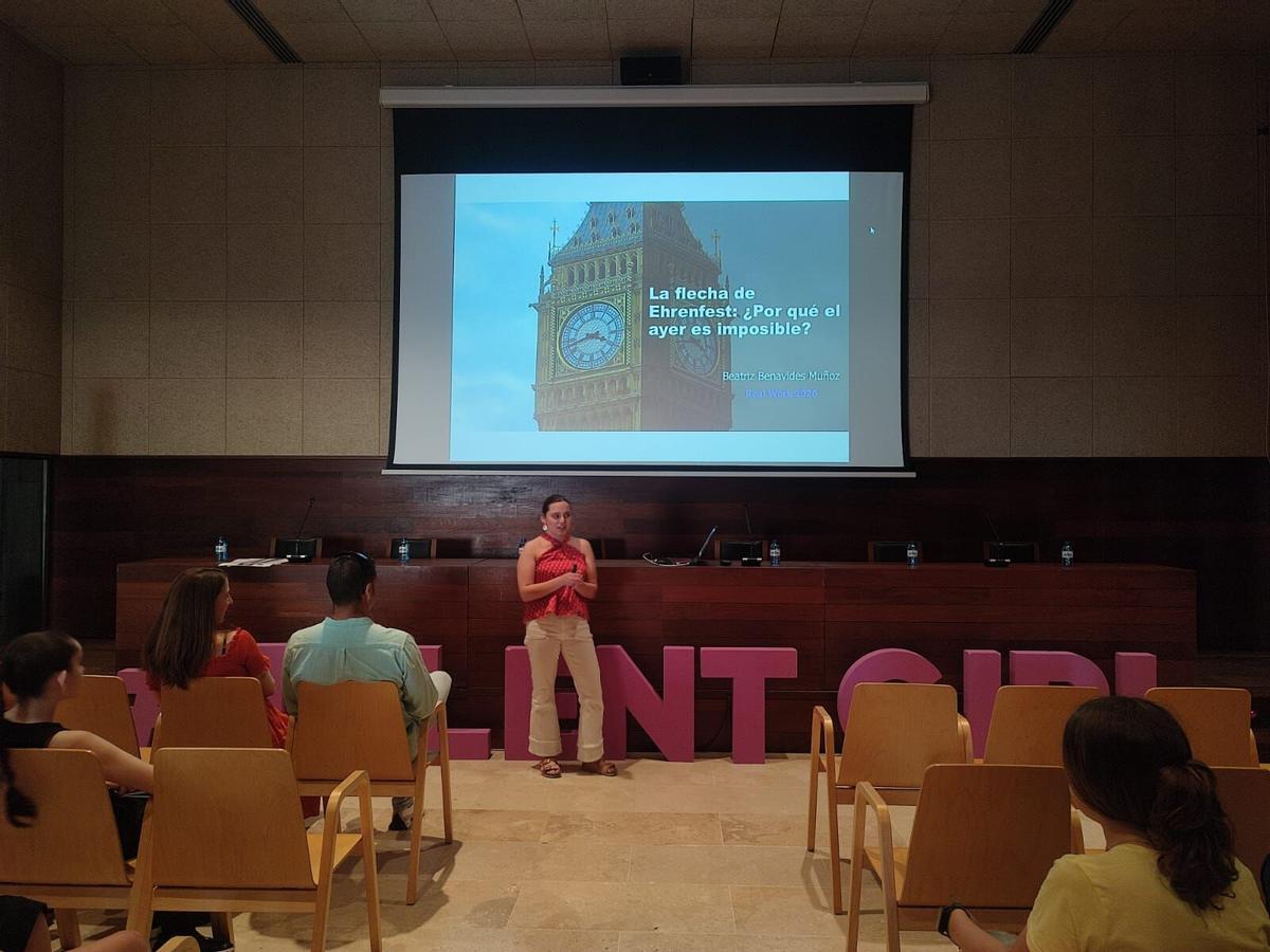 Beatriz Benavides, estudiante de Ingeniería Mecánica, se dirige a los asistentes. | B. B.Sara Fernández, de Servicios Sociales, felicita a las estudiantes. | Alba Prieto