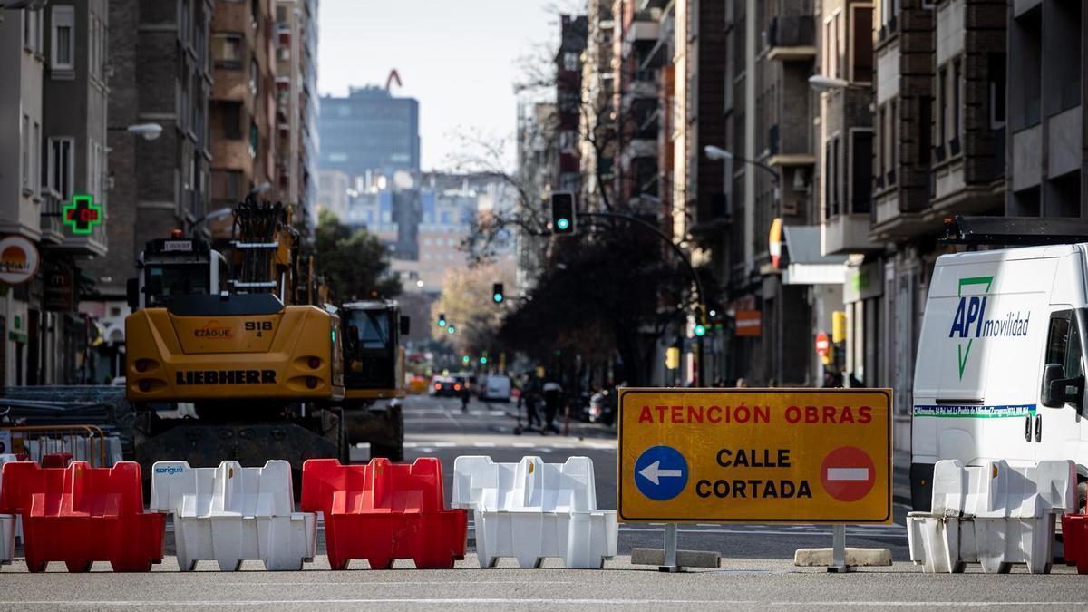 Obras en la avenida de Valencia de Zaragoza.