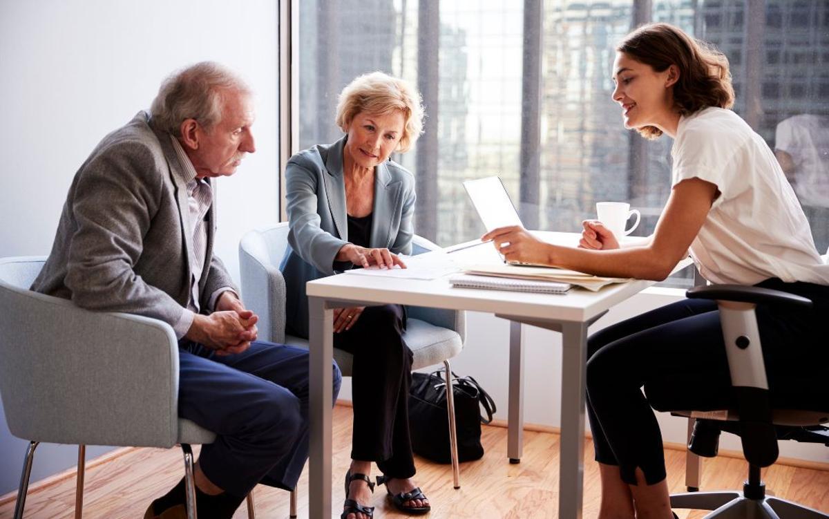 Laura Lobo, abogada especialista en herencias, recuerda que no es obligatorio repartir la herencia a partes iguales entre los hijos.