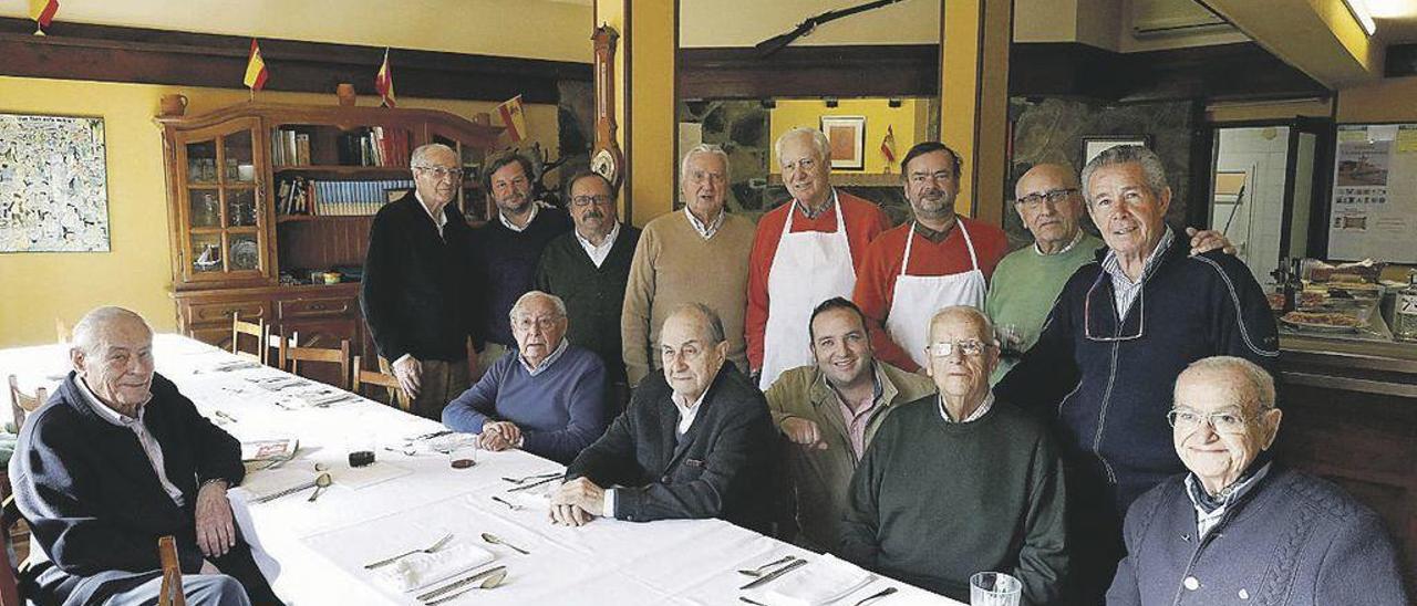 Un grupo de miembros de &quot;El Llar&quot;, ayer, durante uno de sus encuentros.