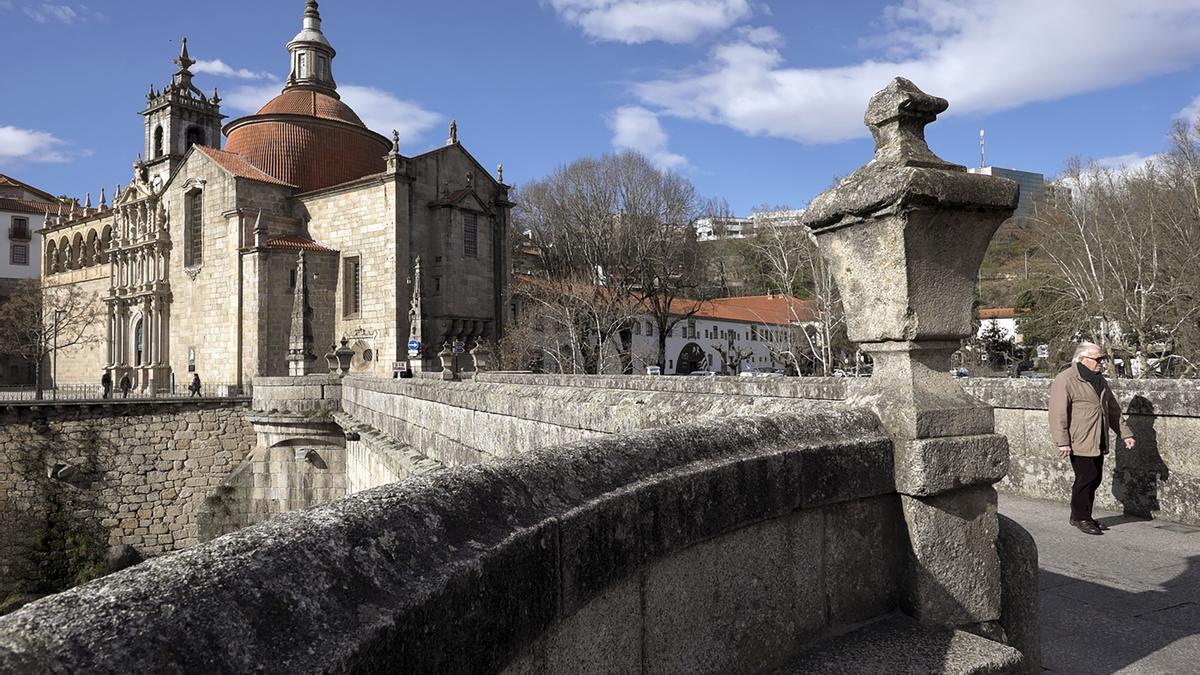 Ponte e Mosteiro de São Gonçalo Amarante Portugal.