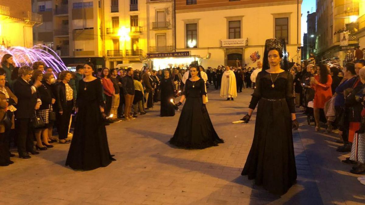 Las Camareras de la Soledad pudieron salir ayer en procesión, tras dos años. | MÒNICA MIRA