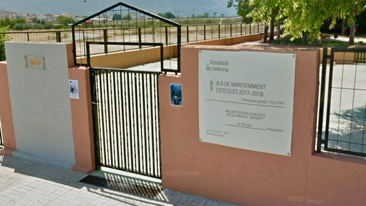 Entrada de la escuela infantil de l'Alcúdia de Crespins.