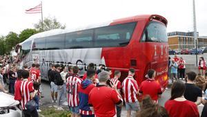 Cientos de aficionados del Athletic se dieron cita en las instalaciones del club en Lezama.