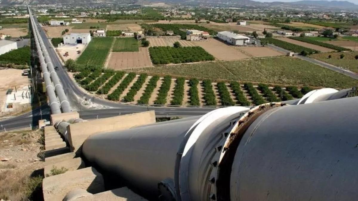 Conducciones del trasvase Tajo-Segura a su paso por la huerta de la Vega Baja cerca de Orihuela.