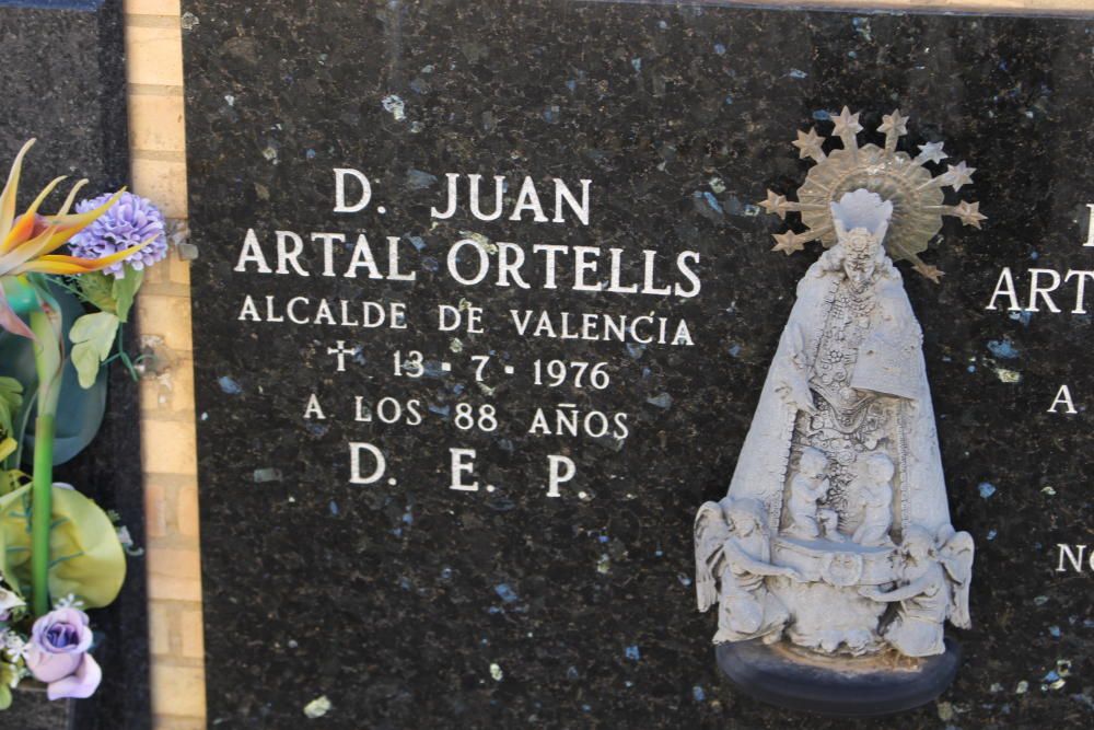 Juan Artal (1923), con una imagen de la Virgen de los Desamparados.