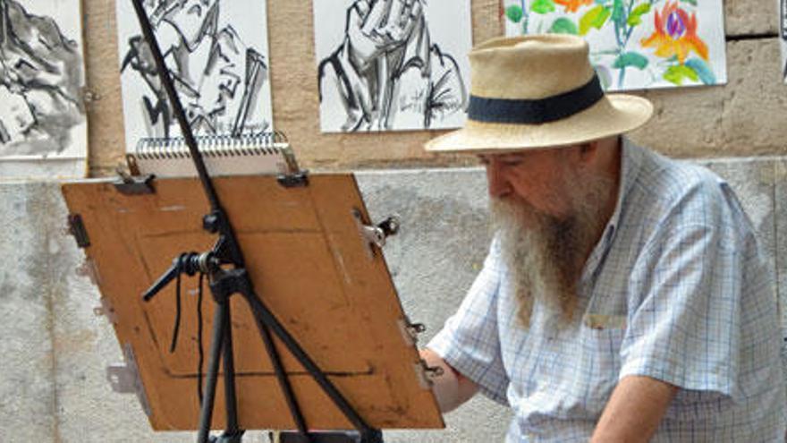 El pintor Miquel Martí Company en pleno proceso creativo en una calle de Palma.