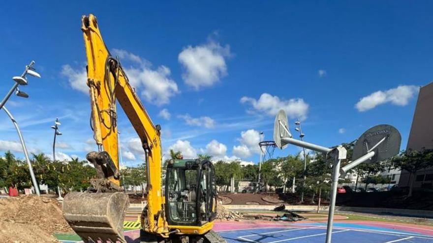 El Ayuntamiento investiga  el origen de un socavón en  un parque de El Tablero