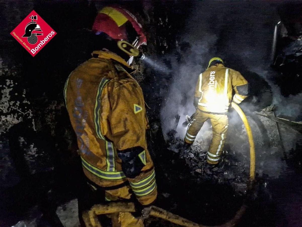 Los bomberos en el incendio de Ibi