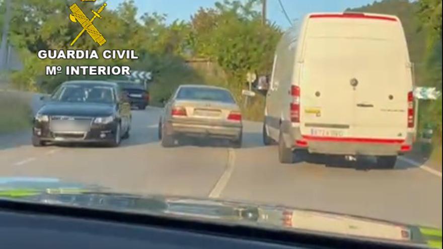Una mujer agrede a un guardia civil tras una fuga temeraria en un coche robado por Pontevedra