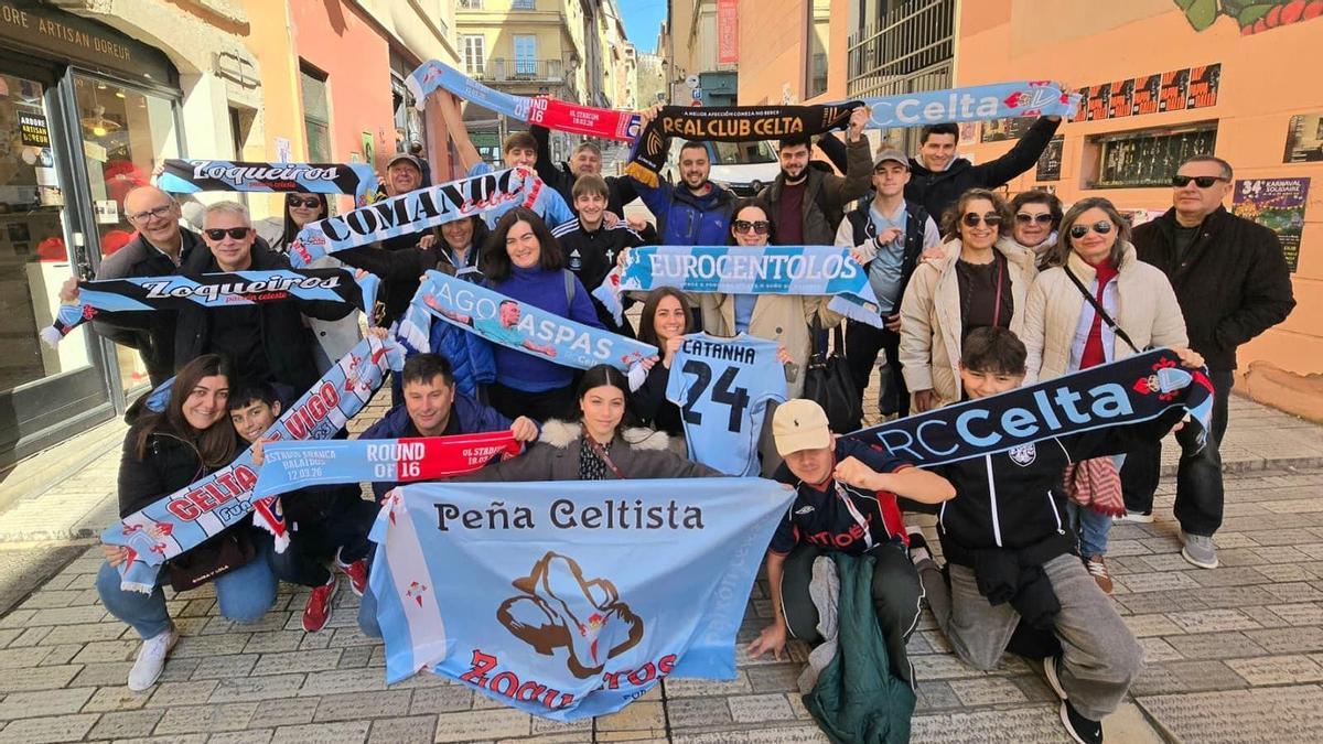 Un grupo de aficionados del Celta en el barrio de Croix-Rousse, en Lyon