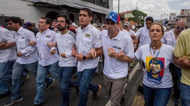 POLICÍA PERMITE PASO DE MANIFESTACIÓN OPOSITORA VENEZOLANA HACIA EL EPISCOPADO