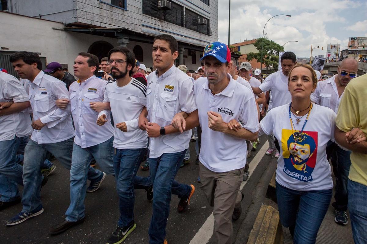 -FOTODELDIA- CAR08. CARACAS (VENEZUELA), 22/04/2017.- El líder opositor Henrique Capriles (2-d) y la esposa del líder opositor Leopoldo López, Lilian Tintori, participan en una manifestación contra el gobierno nacional hoy, sábado 22 de abril de 2017, en Caracas (Venezuela). La Policía Nacional Bolivariana venezolana permitió hoy el paso de una marcha opositora por el oeste de Caracas que pretende llegar a la sede de la Conferencia Episcopal para honrar a las víctimas muertas de las protestas antigubernamentales de las últimas tres semanas. EFE/Miguel Gutiérrez