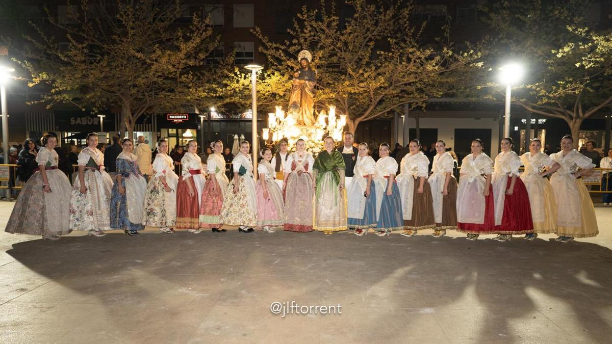 Las Falleras Mayores y la Corte ante la imagen de San José tras la dansà.