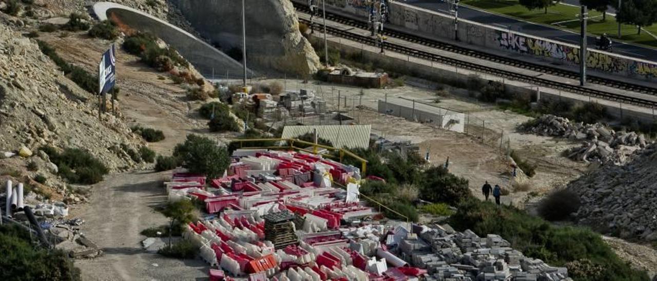 La zona está abandonada desde que las obras se pararan en la primavera de 2011.