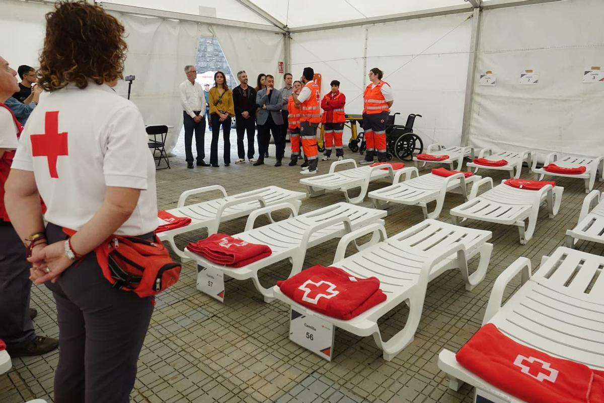 Las autoridades visitan el hospital de Carnaval habilitado junto al antiguo Cuartel San Carlos.
