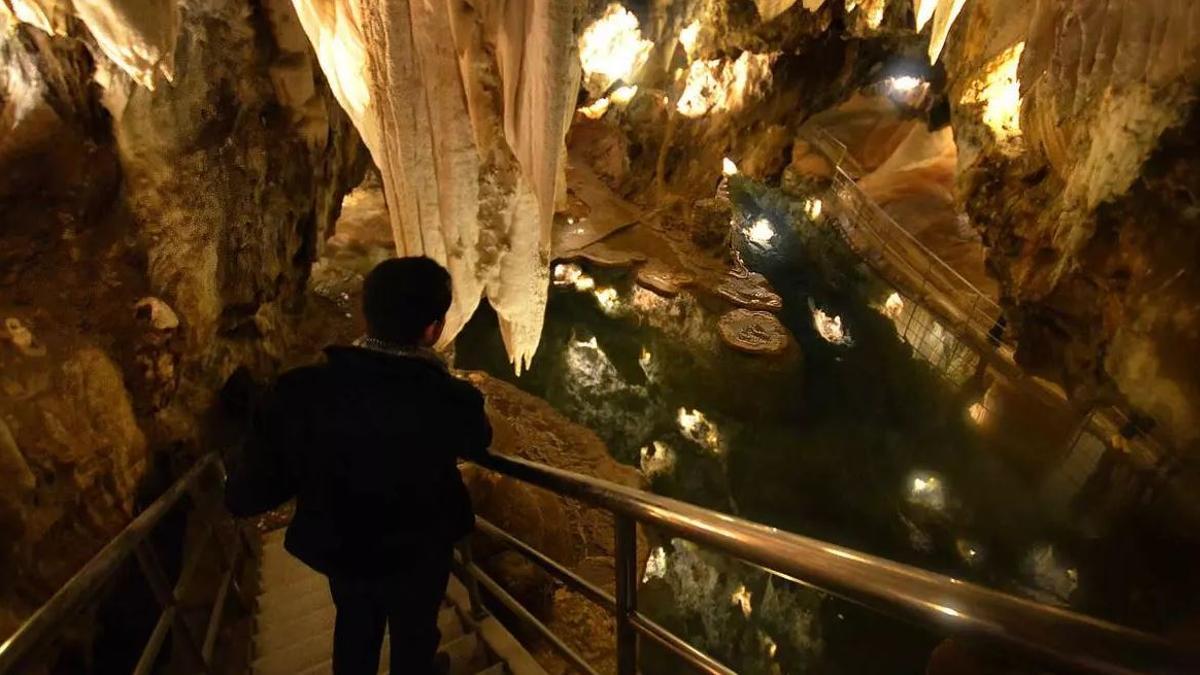 Esta es la cueva "mágica" de Huelva que tiene más de 500 millones de años