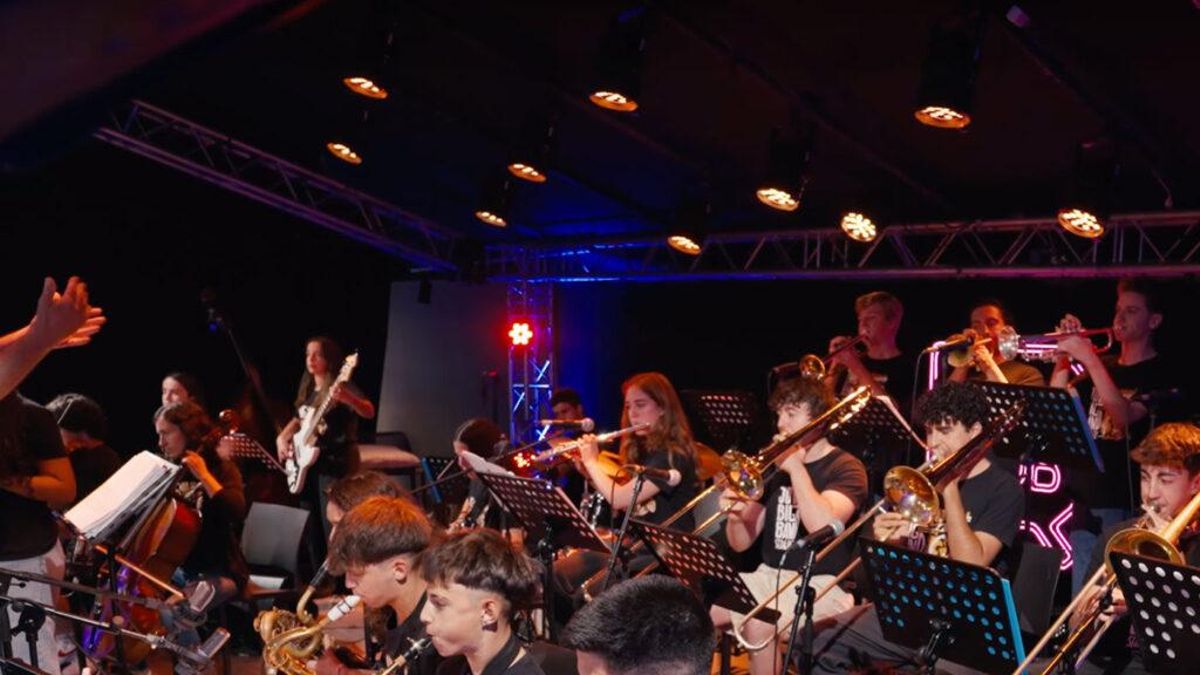 La orquesta 'Jove Big Band' en uno de sus ensayos