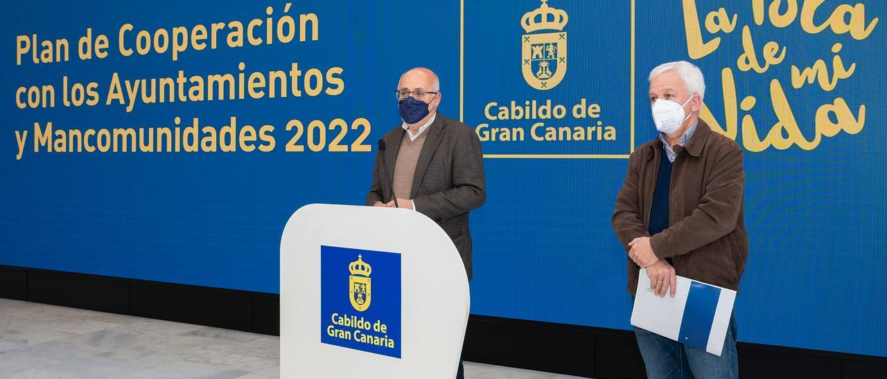 Antonio Morales y Carmelo Ramírez, en la presentación de los Planes de Cooperación del Cabildo