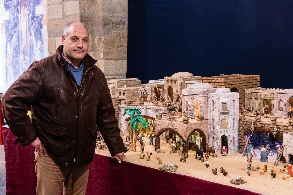 Carlos Fresno junto al Nacimiento