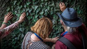 Visita táctil de personas sordociegas a la Sagrada Familia.