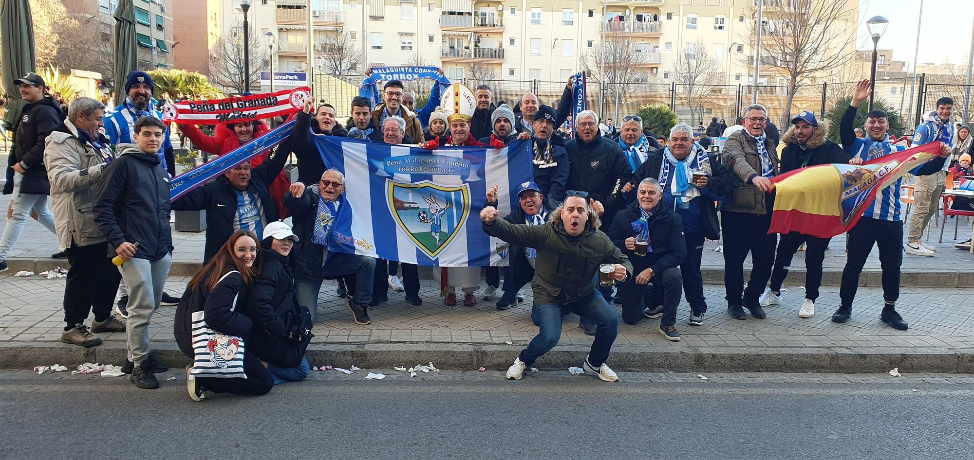 La afición del Málaga CF, en los aledaños del Nuevo Los Cármenes