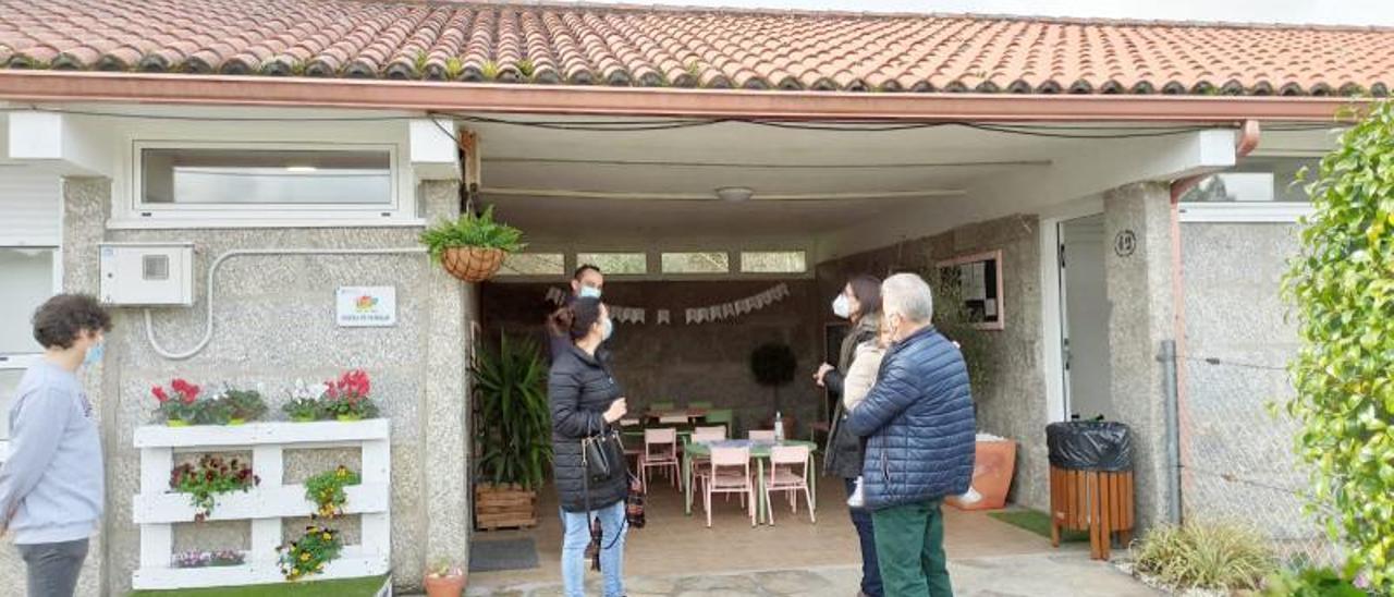 La visita de una de las familias a las escuelas del CRA, ayer. | // FDV