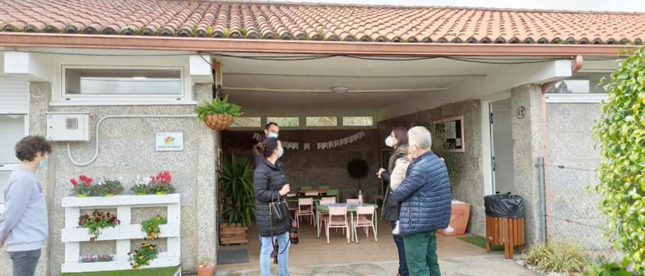 La visita de una de las familias a las escuelas del CRA, ayer. |   // FDV