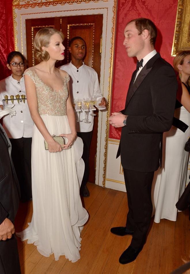 Taylor Swift y su vestido en el Kensington Palace