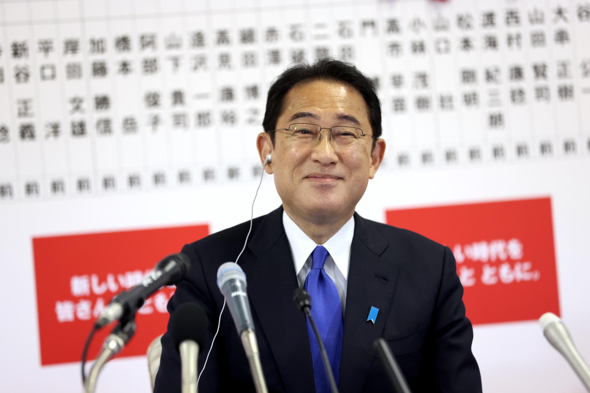 El primer ministro japonés, Fumio Kishida, sonríe en una comparecencia ante los medios después de conocer que ha ganado las elecciones legislativas.