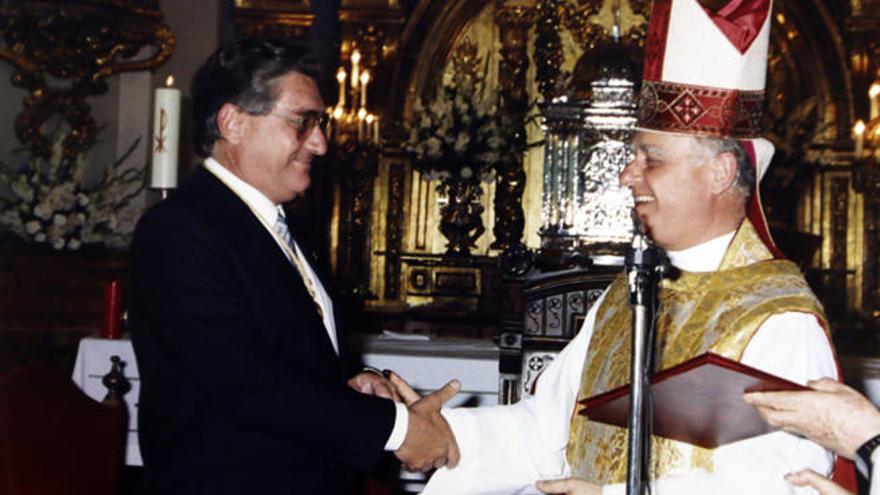 El obispo Ramón Buxarráis saluda al presidente de la Agrupación Francisco Toledo.