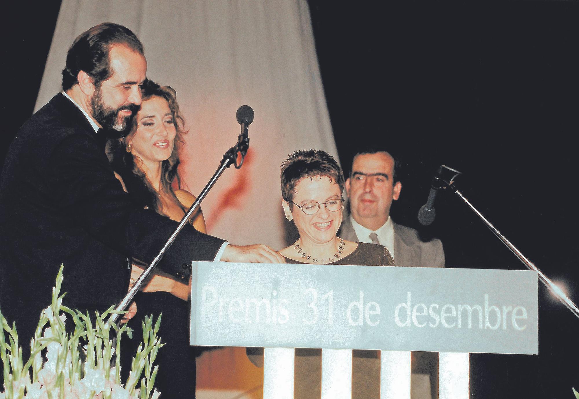 Joana Mora recogiendo el premio Bartomeu Oliver en 1996.