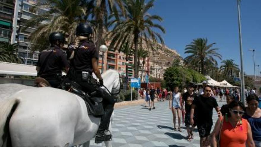 De patrulla en las playas a caballo