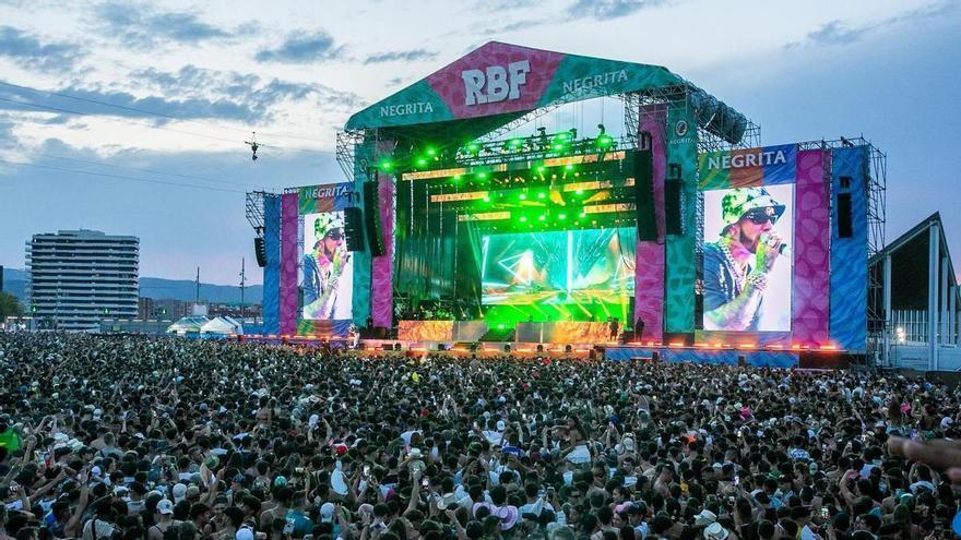 Los farmacéuticos recomiendan llevar a los festivales un kit con protección solar, hidratación y cuidado auditivo