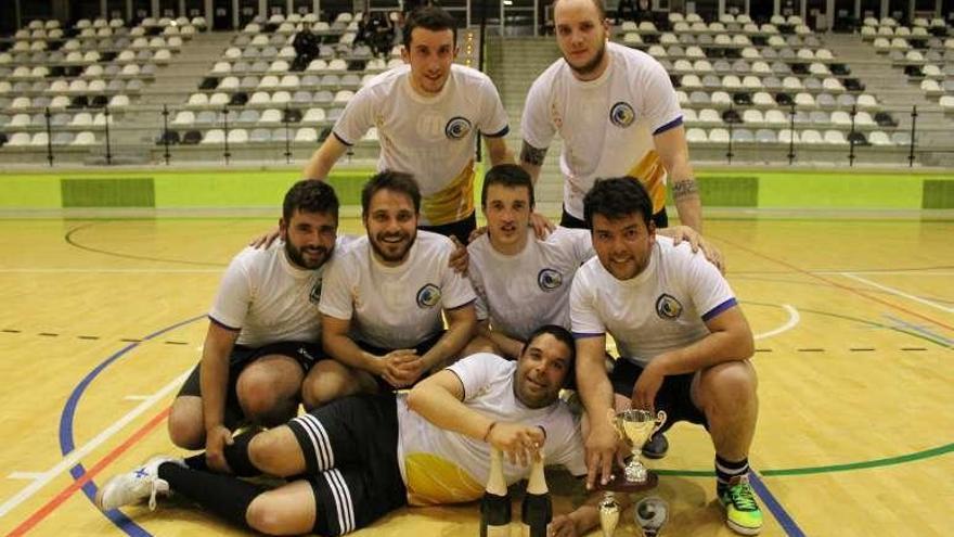El Metalbo FS posa con el trofeo de campeón de Segunda División.