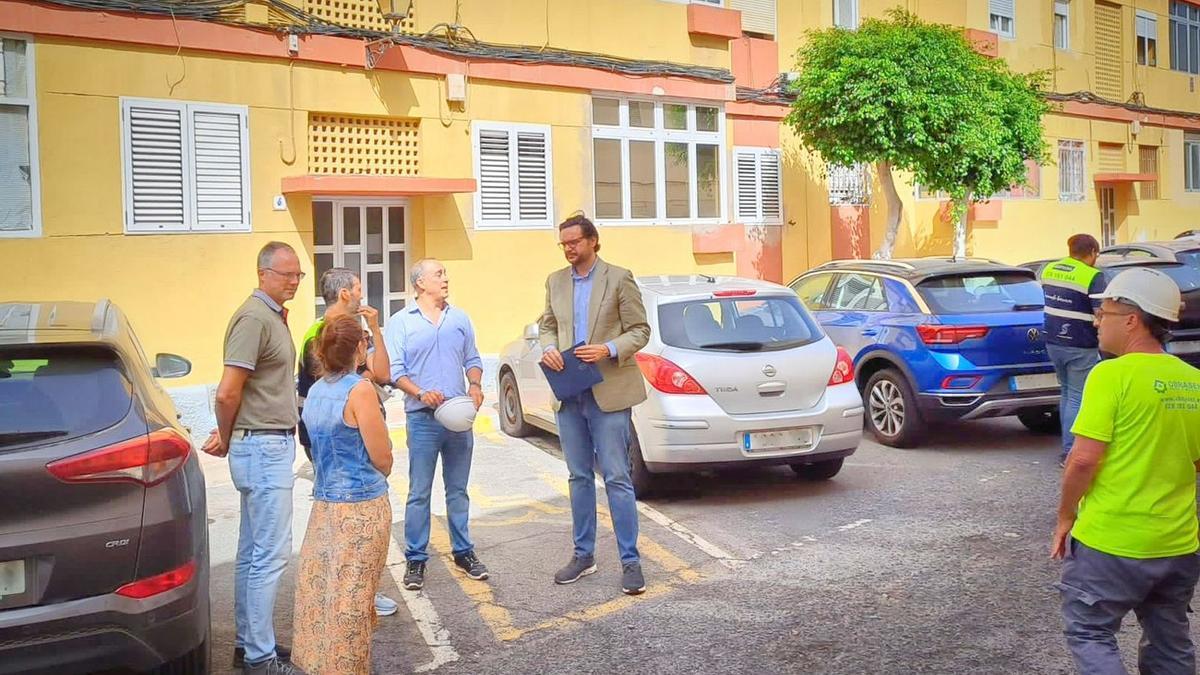 Sergio Ramos garantiza a los vecinos de San José de Las Longueras la ejecución completa de las obras de rehabilitación de sus viviendas.