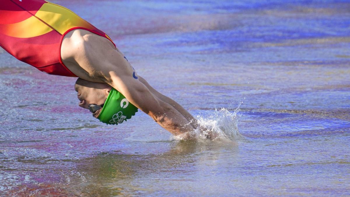 El español Antonio Serrat entra en elrío Sena durante la etapa de natación del triatlón de relevos mixtos en los Juegos Olímpicos de Paris 2
