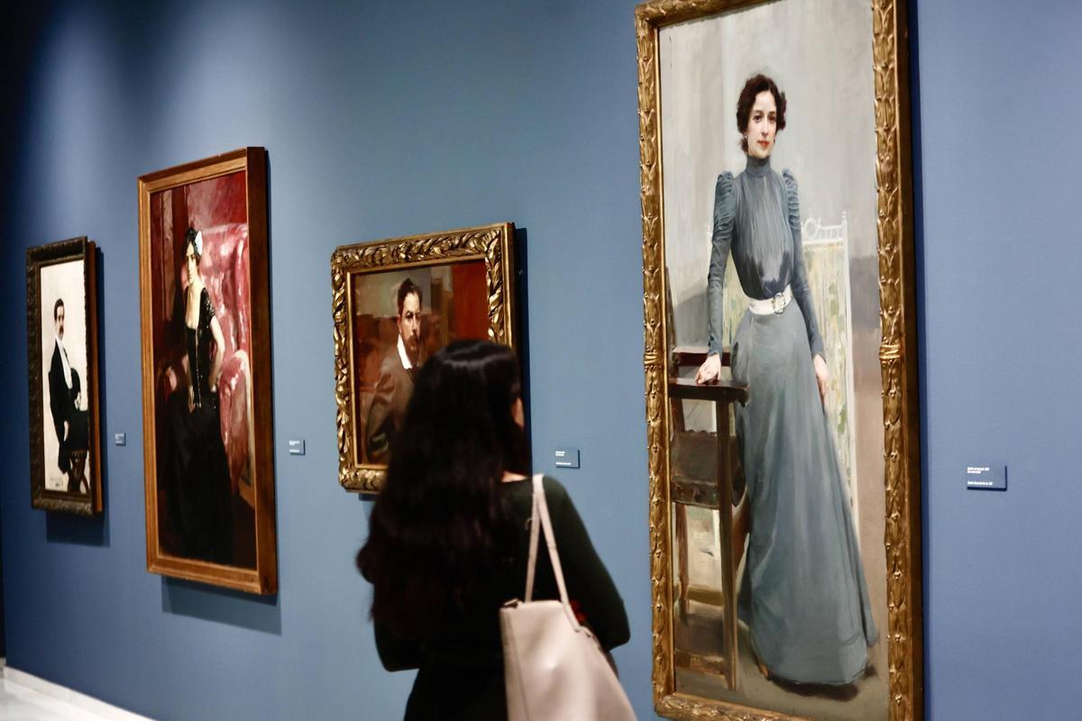 Una visitante contempla 'Clotilde con traje gris', en la Fundación Bancaja.