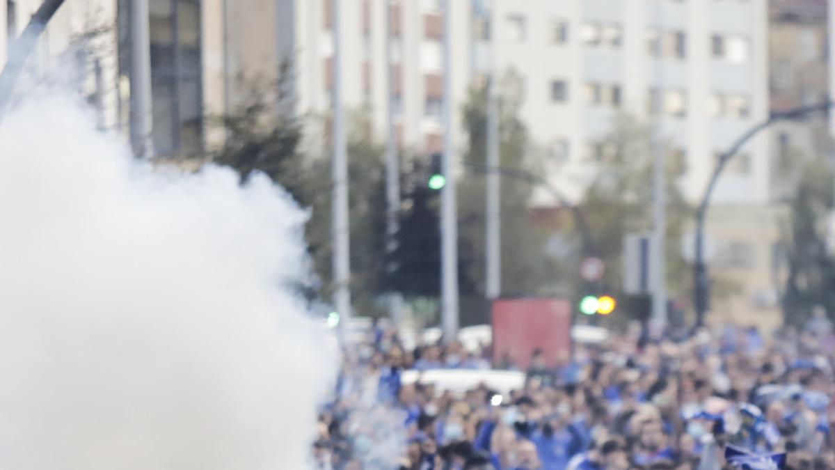 Ambiente de las aficiones en los prolegómenos del derbi