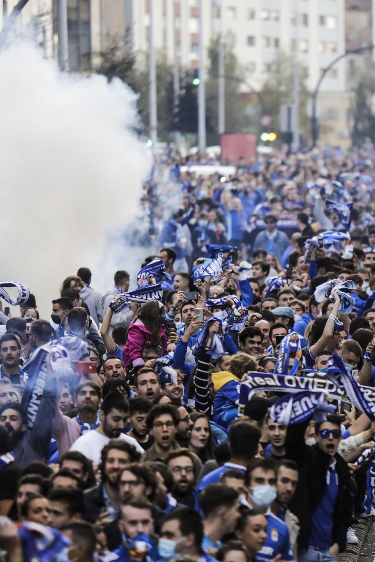 Ambiente de las aficiones en los prolegómenos del derbi